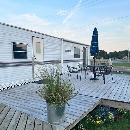 Pelican Motel Pelican Rapids Bagian luar foto