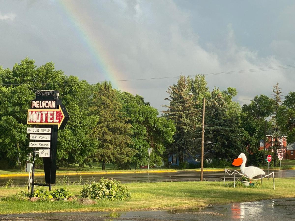 Pelican Motel Pelican Rapids Bagian luar foto