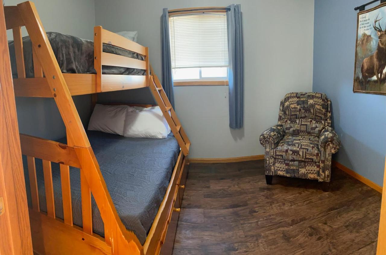 Pelican Motel Pelican Rapids Bagian luar foto