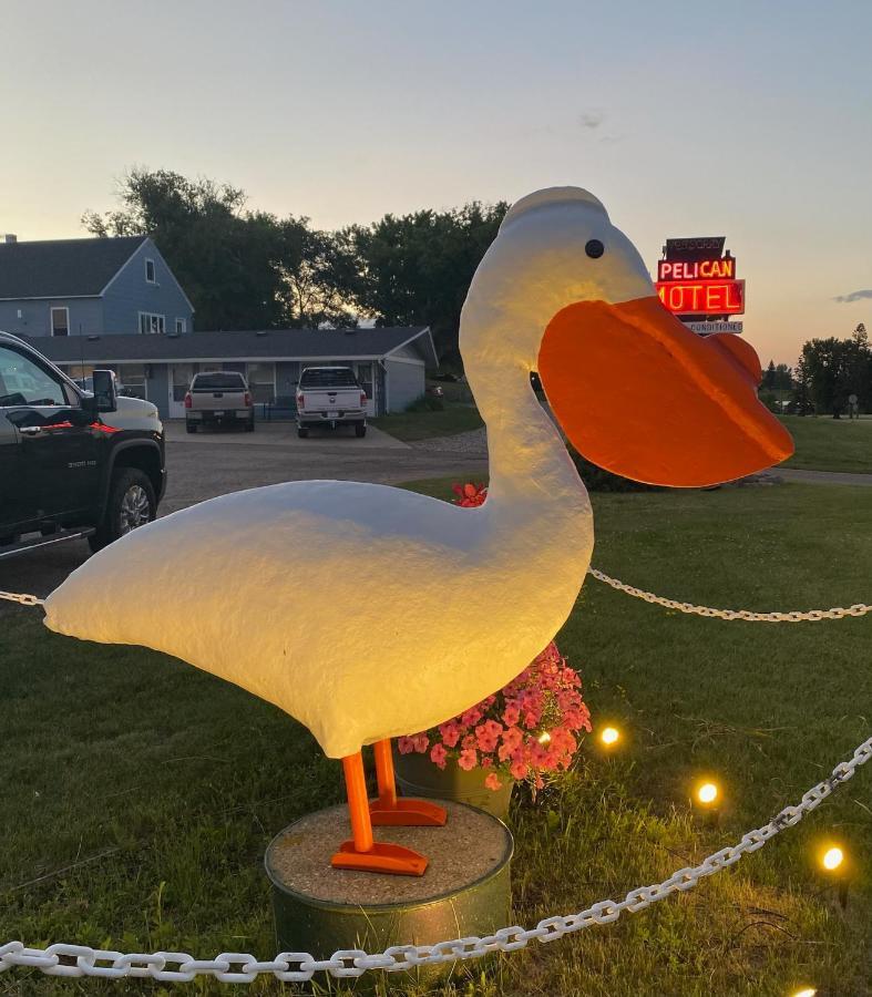 Pelican Motel Pelican Rapids Bagian luar foto