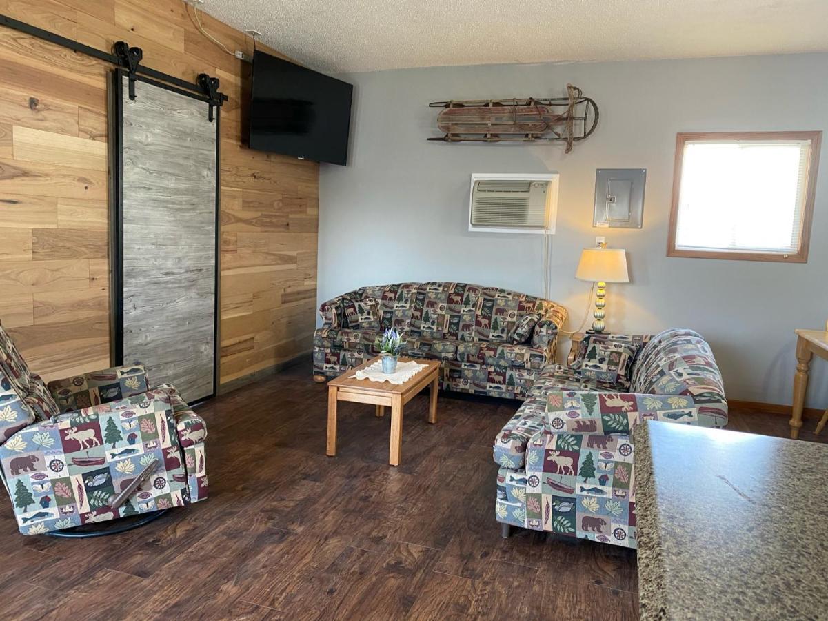 Pelican Motel Pelican Rapids Bagian luar foto