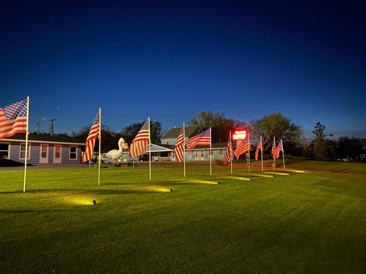 Pelican Motel Pelican Rapids Bagian luar foto