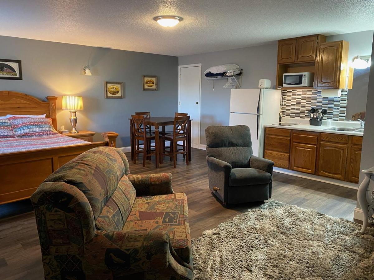 Pelican Motel Pelican Rapids Bagian luar foto