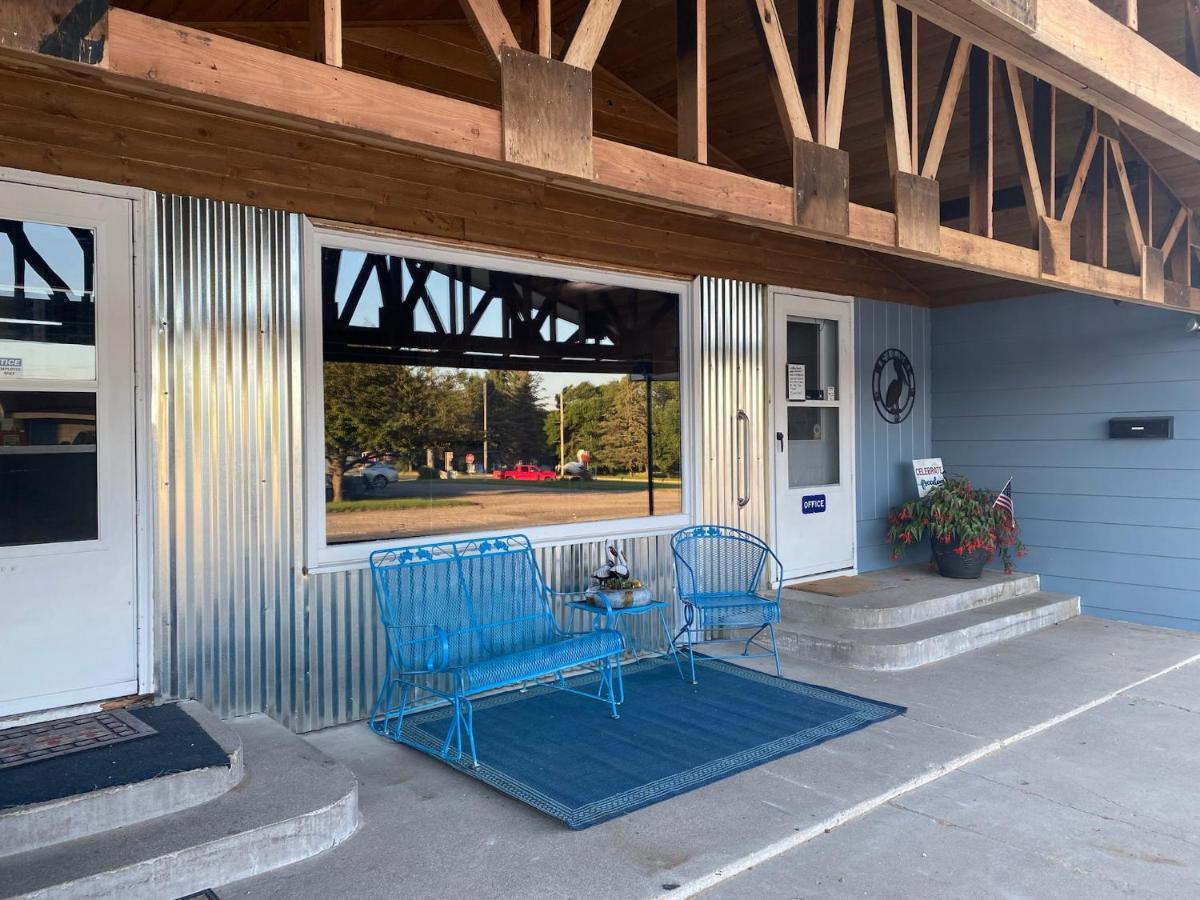 Pelican Motel Pelican Rapids Bagian luar foto
