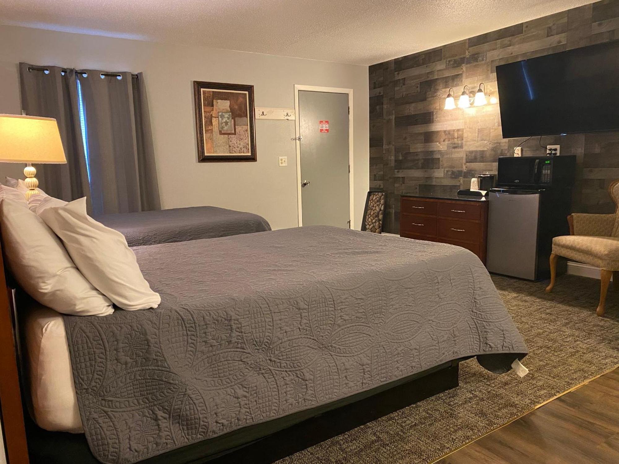 Pelican Motel Pelican Rapids Bagian luar foto