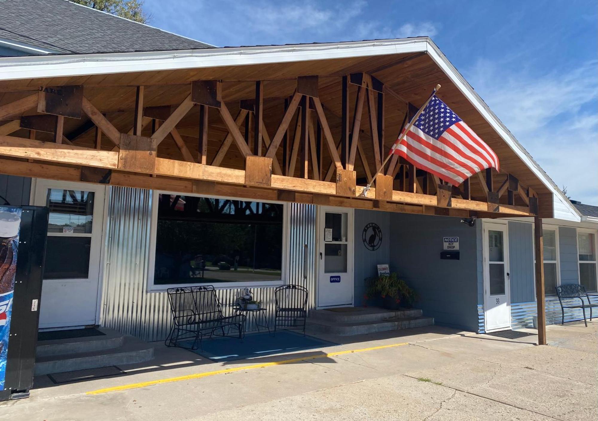 Pelican Motel Pelican Rapids Bagian luar foto