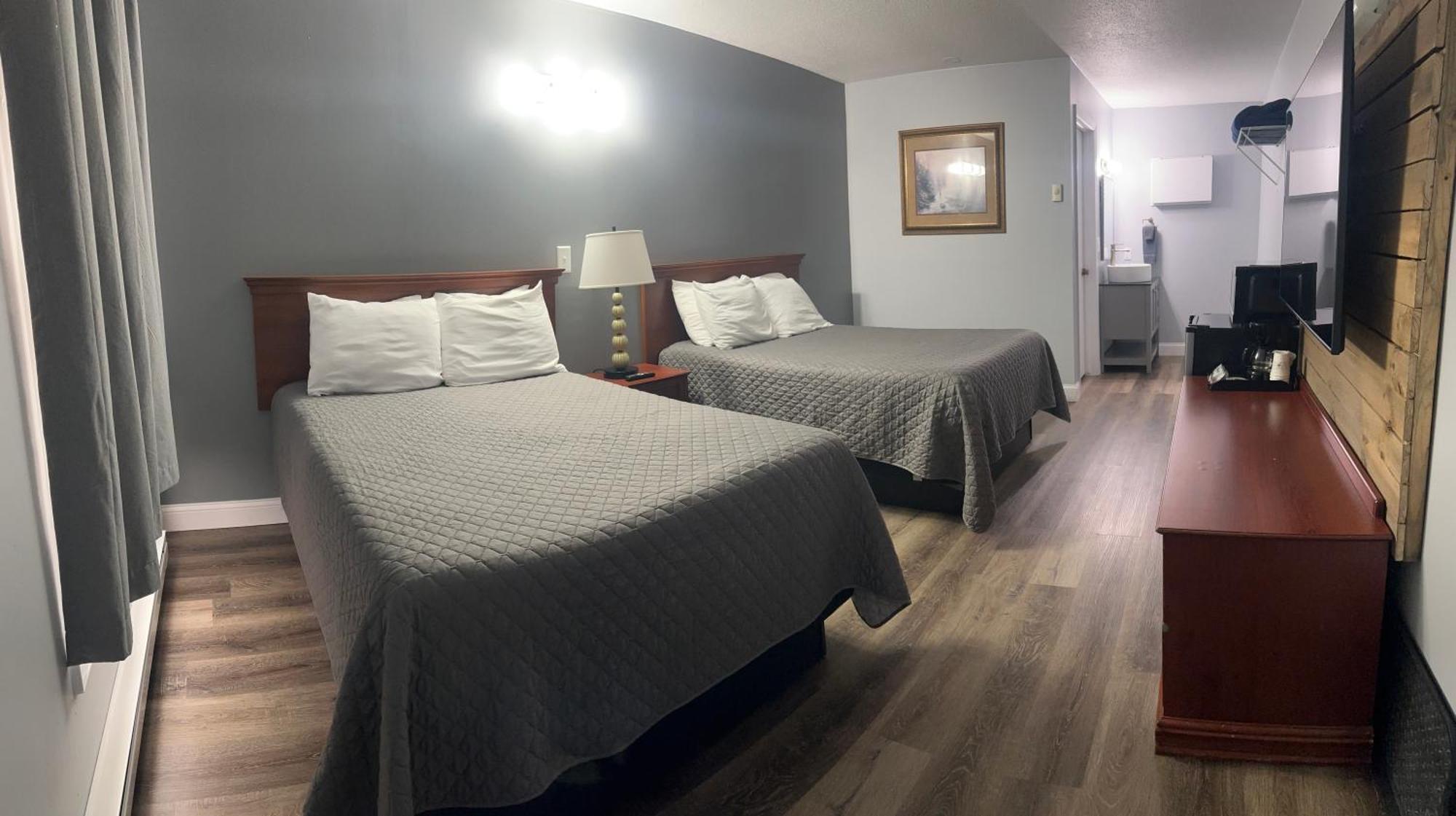 Pelican Motel Pelican Rapids Bagian luar foto