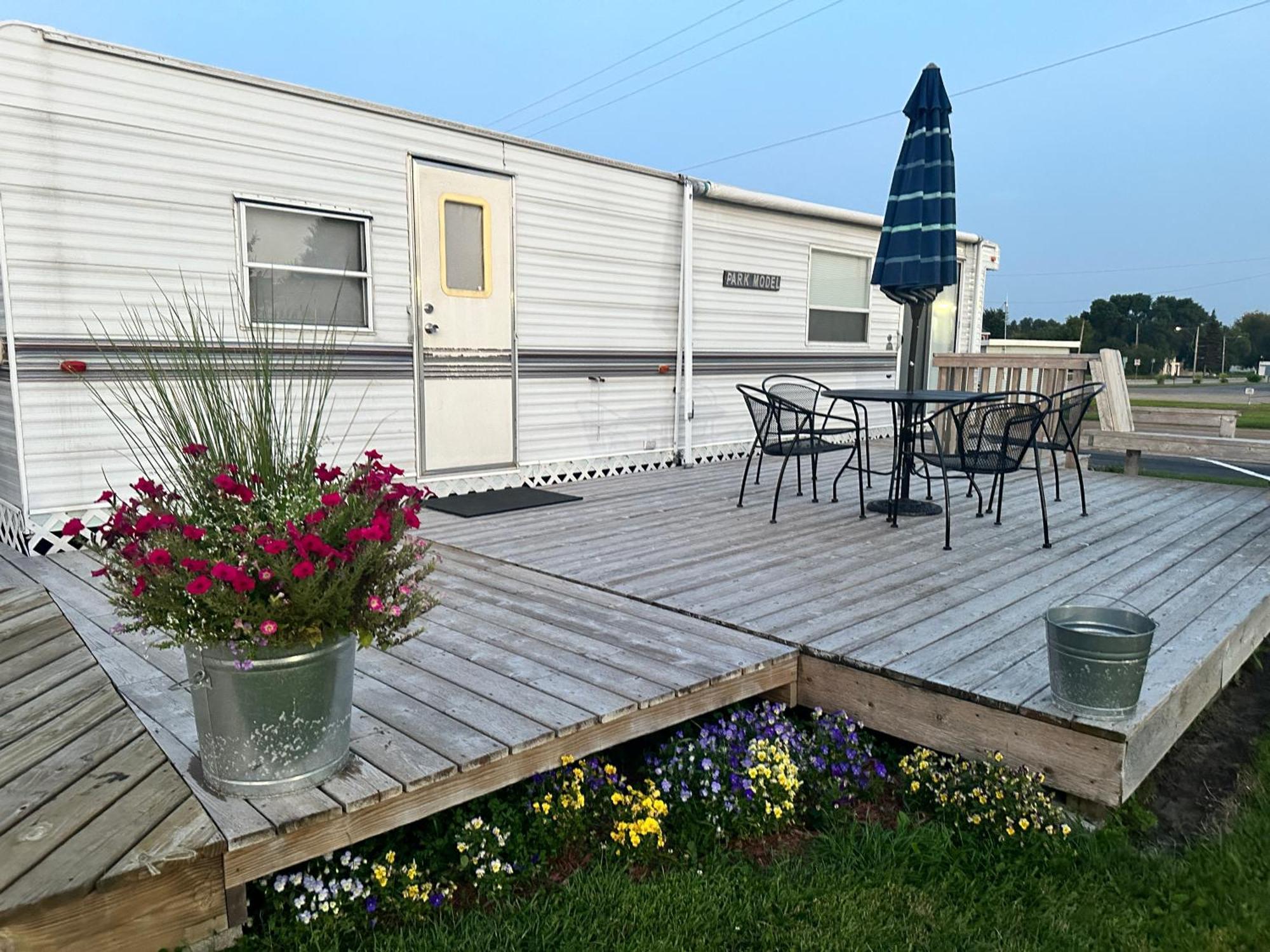 Pelican Motel Pelican Rapids Bagian luar foto